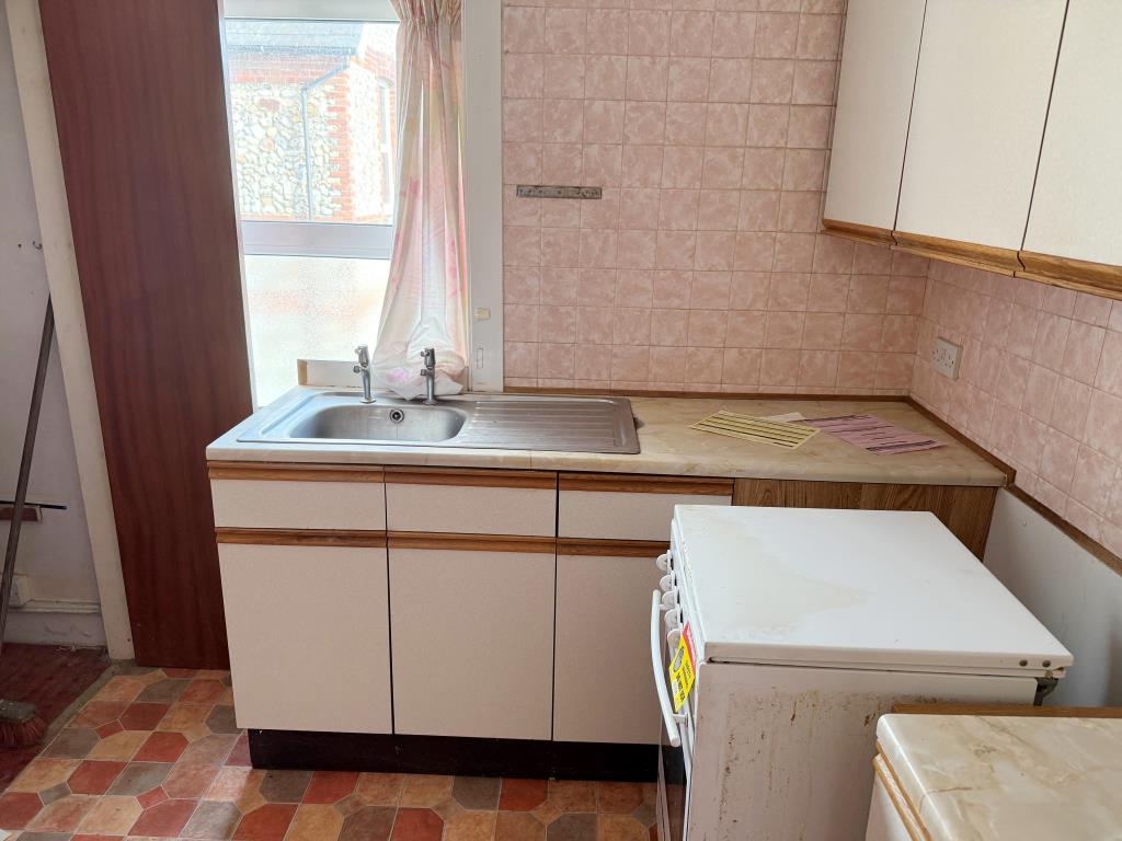 Lot: 125 - SUBSTANTIAL PROPERTY ARRANGED AS TWO FLATS IN NEED OF REFURBISHMENT - FF Kitchen with fitted units